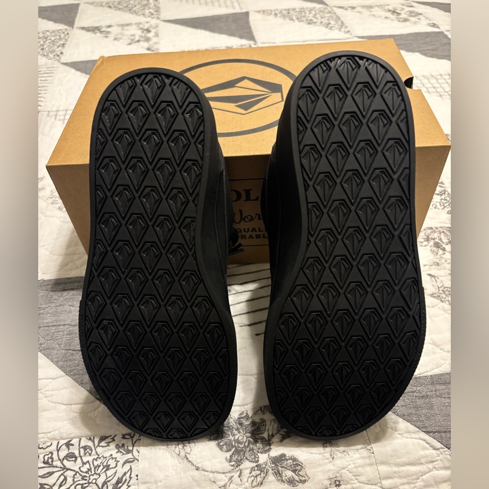 Volcom Men's Sleek Black Sneakers - Picture 3 of 9